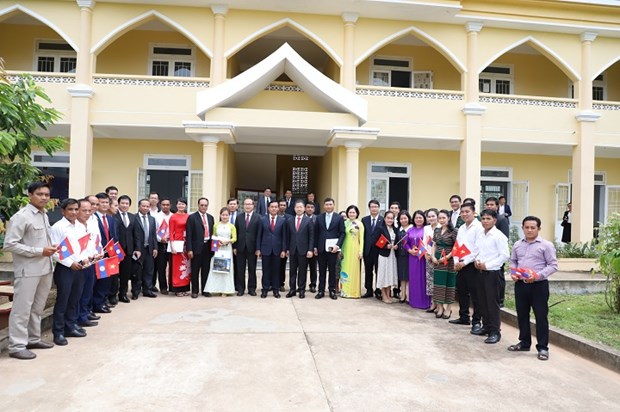 Bàn giao Trường Trung học cơ sở Hữu nghị Lào-Việt cho Sekong